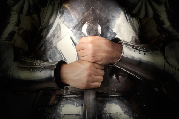Рыцарь в доспехах и с мечом в руках — стоковое фото