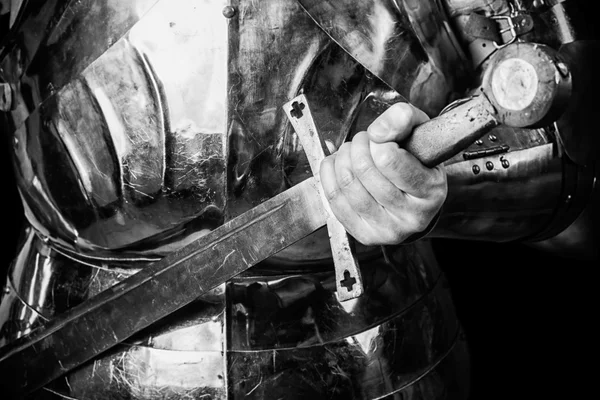 Rytíř v brnění a mečem — Stock fotografie