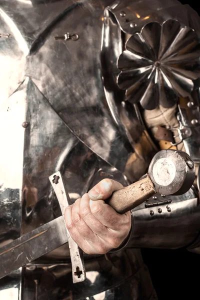 Cavaleiro usando armadura e segurando espada — Fotografia de Stock