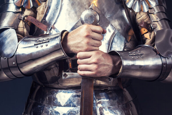 Рыцарь в доспехах и с мечом в руках

