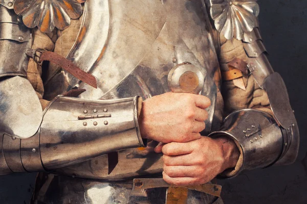 Rycerz noszenia zbroi i trzyma miecz — Zdjęcie stockowe