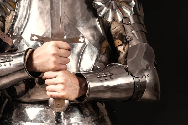 騎士の鎧を着ていると剣を保持 — ストック写真