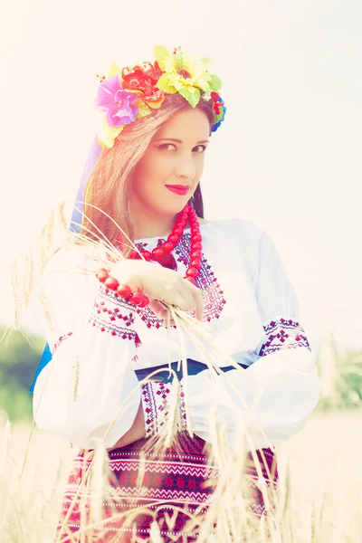Schöne junge Frau trägt ukrainische Nationalflagge lizenzfreie Stockfotos