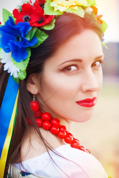 Mujer vestida con ropa nacional ucraniana —  Fotos de Stock