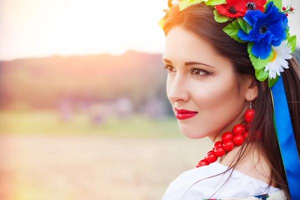 Frau in ukrainischer Nationalkleidung — Stockfoto