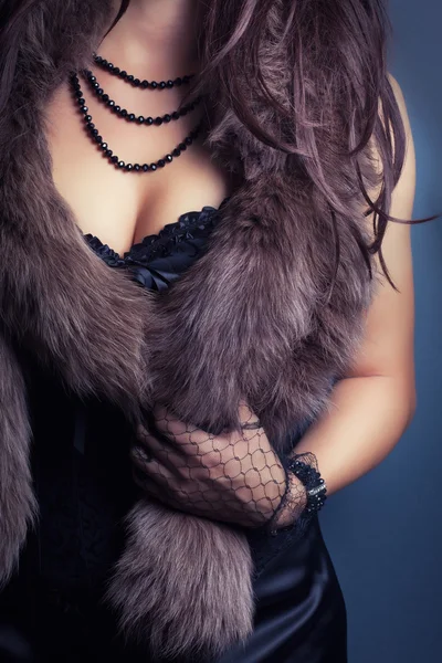 Femme portant corset et fourrure — Photo