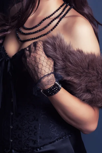 Donna con corsetto e pelliccia — Foto Stock