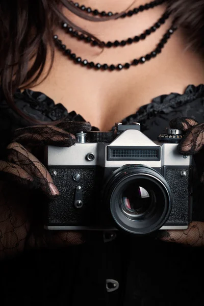 ビンテージ カメラを保持している女性 — ストック写真