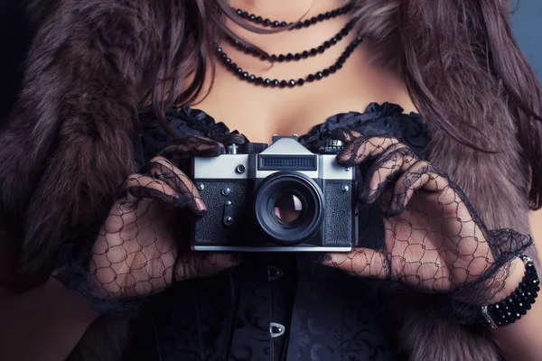 Mujer sosteniendo cámara vintage —  Fotos de Stock