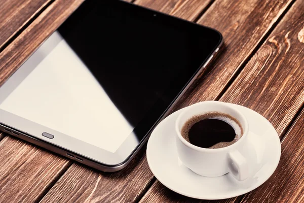 Empty tablet pc and a coffee — Stock Photo, Image