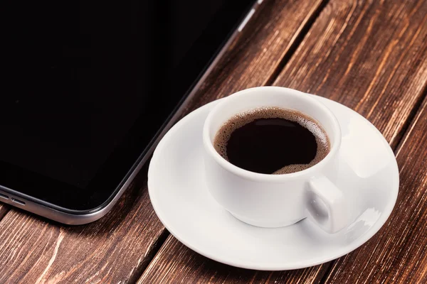 Empty tablet pc and a coffee — Stock Photo, Image