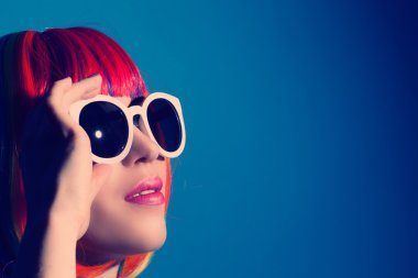 Kadın peruk ve güneş gözlüğü