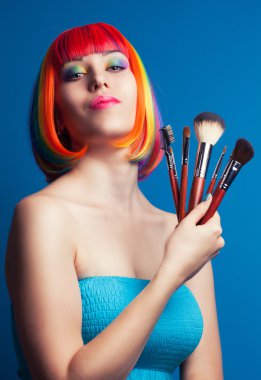 kadın makyaj fırçaları ile