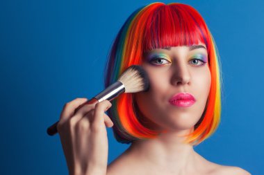 Makyaj fırça ile kadın