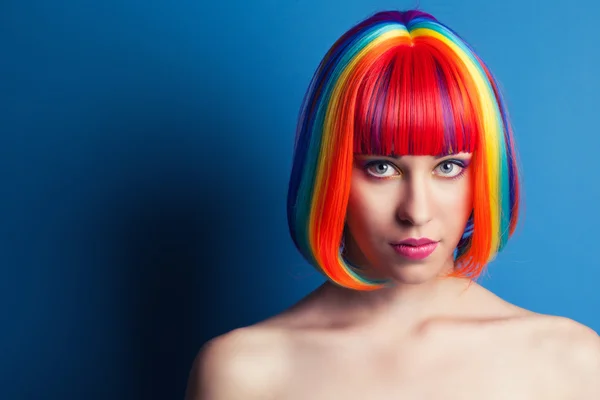 Kobiety sobie kolorowe peruki — Zdjęcie stockowe