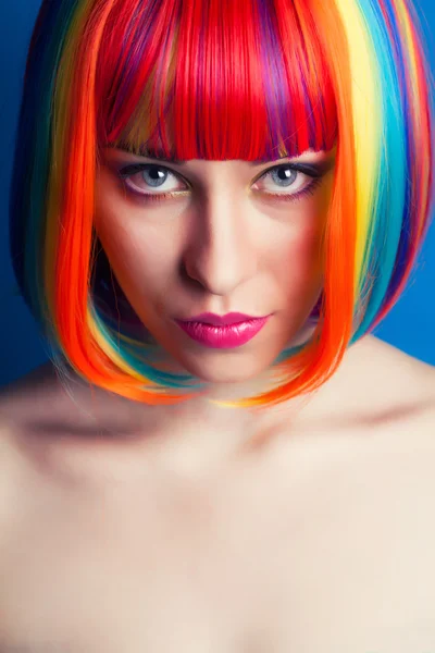 Mujer vistiendo peluca colorida — Foto de Stock