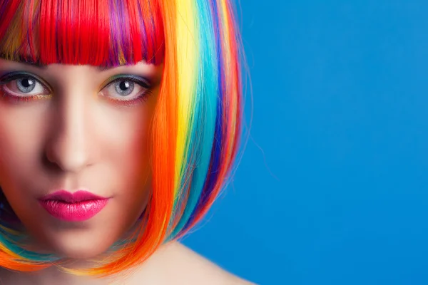 Vrouw dragen kleurrijke pruik — Stockfoto