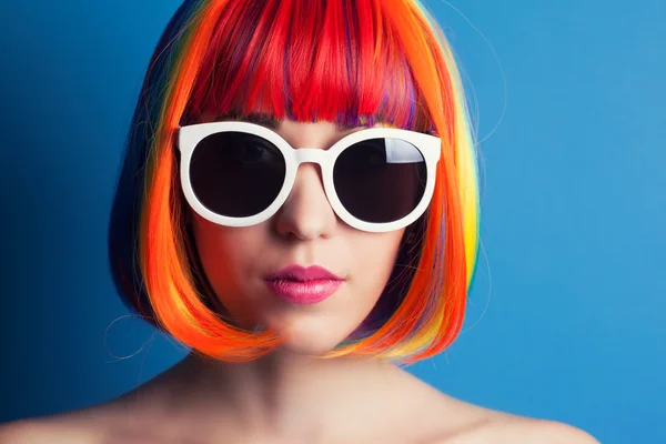 Donna in parrucca e occhiali da sole — Foto Stock