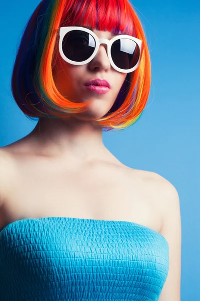 Mujer con peluca y gafas de sol —  Fotos de Stock