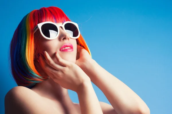 Donna in parrucca e occhiali da sole — Foto Stock
