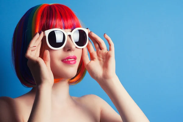 Mujer con peluca y gafas de sol —  Fotos de Stock