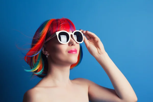 Femme en perruque et lunettes de soleil — Photo