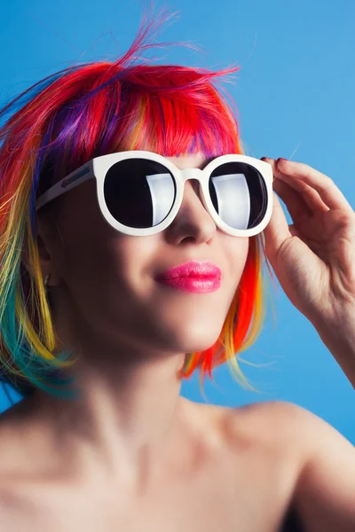 Femme en perruque et lunettes de soleil — Photo