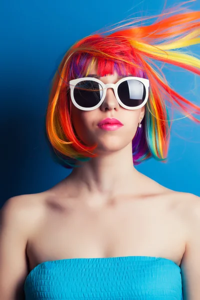 Женщина в парике и солнечных очках — стоковое фото