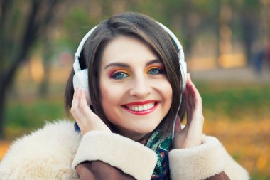 Kadın bir müzik keyfi