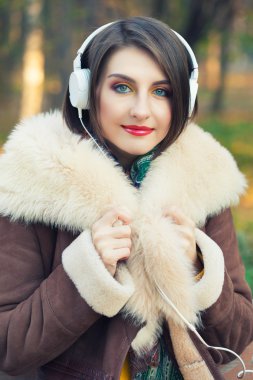 Kadın bir müzik keyfi