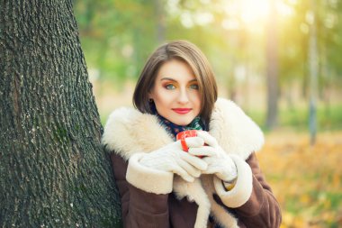 Kupası elinde olan kadın