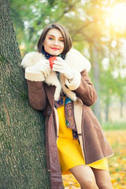 Kupası elinde olan kadın