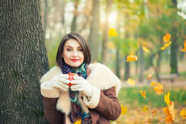 Kupası elinde olan kadın