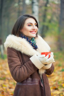 Kupası elinde olan kadın