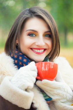 Kupası elinde olan kadın