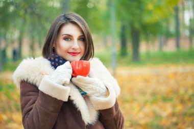 Kupası elinde olan kadın