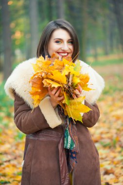 sonbahar Park'ta kılığında kadın