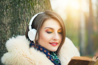 Kadın kitap okuyor.