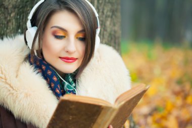 Kadın kitap okuyor.