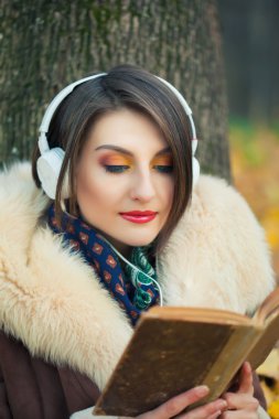 Kadın kitap okuyor.