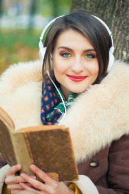 Kadın kitap okuyor.