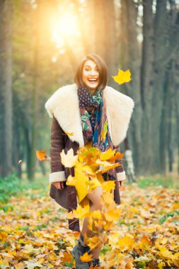 Sonbahar parkındaki kadın