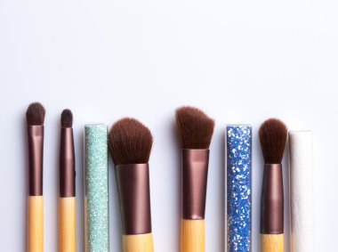 makyaj fırçaları ve kozmetik ürünleri