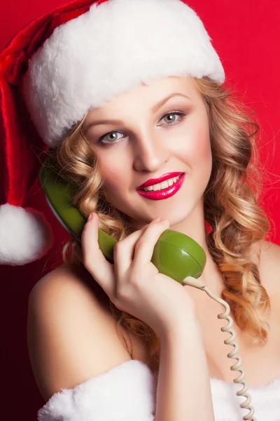 Noel Baba kostümlü kadın.