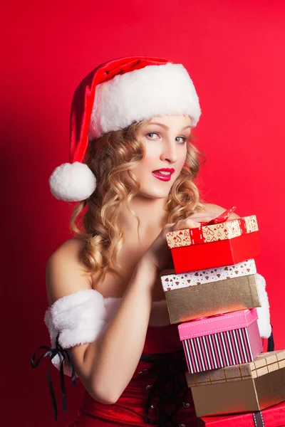 Vrouw in kerstman kostuum — Stockfoto