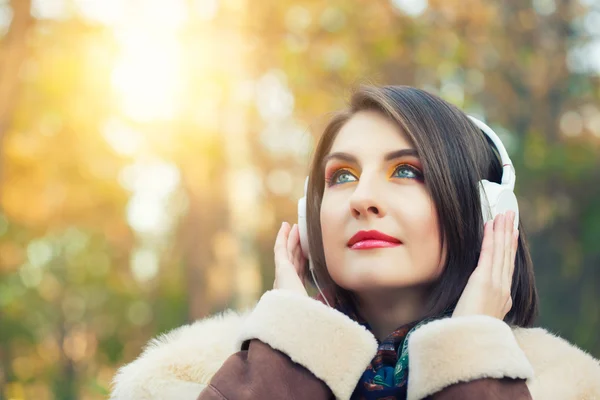 Frau genießt eine Musik — Stockfoto