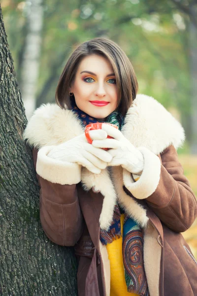 Vrouw met cup in handen — Stockfoto