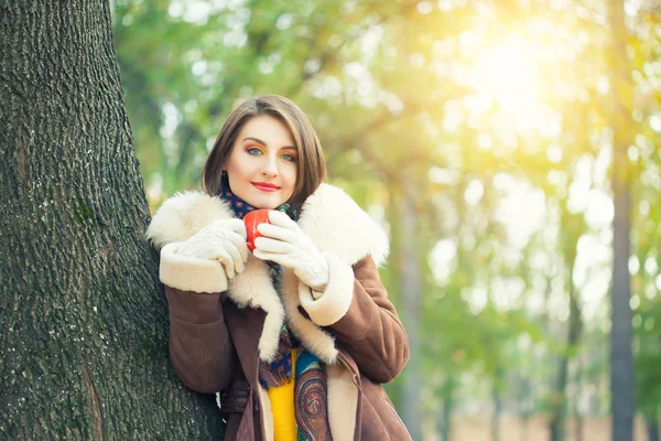 Frau mit Becher in der Hand — Stockfoto