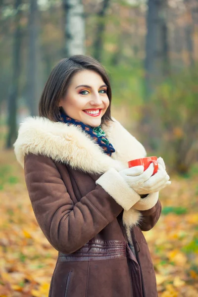 Kupası elinde olan kadın