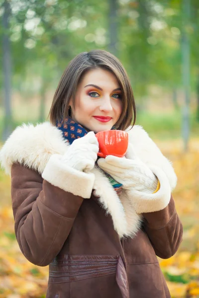 Donna con coppa in mano — Foto Stock